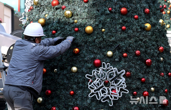 [대구=뉴시스] 이무열 기자 = 성탄절을 앞둔 26일 대구 중구 동성로 28아트스퀘어 특설무대 앞에 대형 크리스마스트리가 설치되고 있다. 대형 트리는 오는 29일 대구기독교총연합회와 CBS대구방송국이 공동으로 개최하는 '제16회 2025 성탄트리문화행사 점등식'에서 밝혀질 예정이다. 2025.11.26. lmy@newsis.com