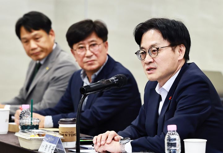 [서울=뉴시스] 김정관 산업통상부 장관이 26일 전남 여수시 유탑마리나호텔에서 '석유화학·철강산업 생태계 유관 기업 간담회'를 주재하고 있다. (사진=산업통상부 제공) 2025.11.26. photo@newsis.com *재판매 및 DB 금지