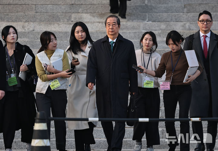 [서울=뉴시스] 홍효식 기자 = 12·3 비상계엄 관련 내란 방조 등 혐의를 받는 한덕수 전 국무총리가 지난해 11월 26일 오후 서울 서초구 서울중앙지방법원에서 열린 결심 공판을 마친 뒤 법원을 나서고 있다. (공동취재) 2025.11.26. photo@newsis.com