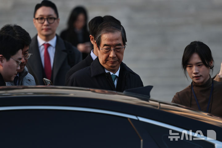 [서울=뉴시스] 홍효식 기자 = 12·3 비상계엄 관련 내란 방조 등 혐의를 받는 한덕수 전 국무총리가 지난해 11월 26일 오후 서울 서초구 서울중앙지방법원에서 열린 결심 공판을 마친 뒤 법원을 나서고 있다. (공동취재) 2025.11.26. photo@newsis.com