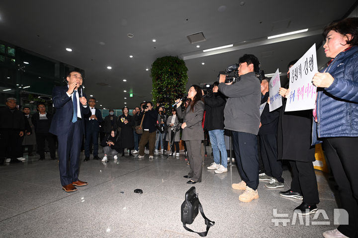 [무안=뉴시스] 이영주 기자 = 김윤덕(왼쪽) 국토교통부 장관이 26일 오후 전남 무안군 무안국제공항에서 12·29 무안공항 제주항공 여객기 참사 유가족들과 면담을 시도하다 국토부 항공철도조사위원회의 일방적 공청회 개최 중단을 촉구하는 유가족들의 항의를 받고 있다. 2025.11.26. leeyj2578@newsis.com