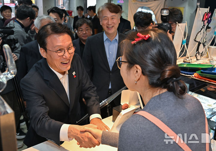 [광주=뉴시스] 김민석 국무총리가 26일 오후 광주 서구 동천동 골목상권을 방문해 지역 소상공인을 만나 악수를 나누고 있다. 서구는 전 지역을 골목형상점가로 지정하는 '골목경제 119프로젝트'로 국무총리상을 받은 바 있다. (사진=광주·전남사진기자단) 2025.11.26. photo@newsis.com