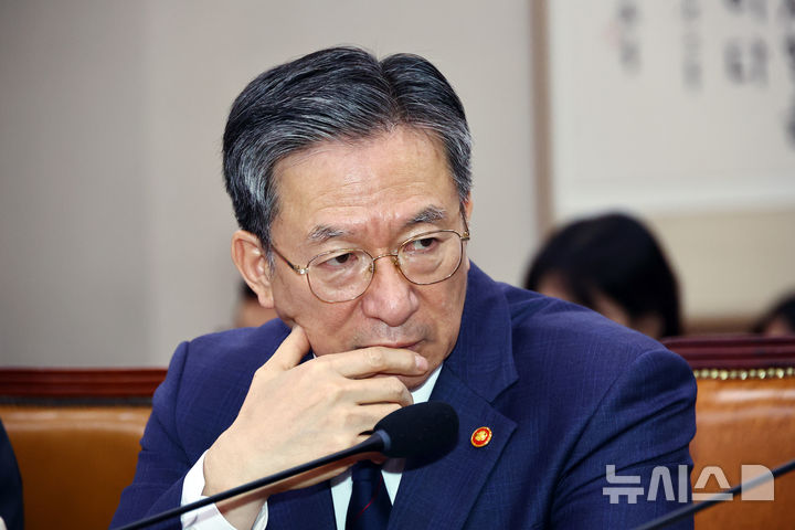 [서울=뉴시스] 김명년 기자 = 정성호 법무부 장관이 26일 오후 서울 여의도 국회에서 열린 법제사법위원회 전체회의에서 생각에 잠겨있다. 2025.11.26. kmn@newsis.com