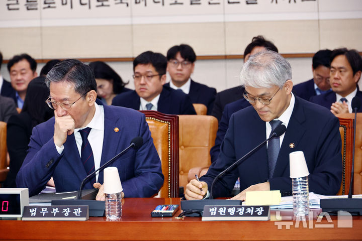 [서울=뉴시스] 김명년 기자 = 정성호 법무부 장관이 26일 오후 서울 여의도 국회에서 열린 법제사법위원회 전체회의에서 천대엽 법원행정처장과 출석해 있다. 2025.11.26. kmn@newsis.com