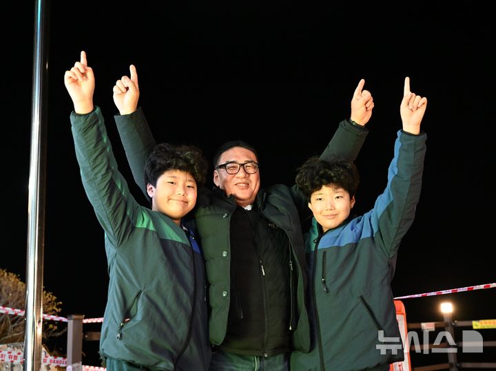 [고흥=뉴시스] 이현행 기자 = 누리호 4차 발사가 예고된 26일 오후 전남 고흥군 우주발사전망대에서 발사 장면을 관람하러 온 시민들이 발사 성공을 기원하며 환호하고 있다. 2025.11.26. lhh@newsis.com