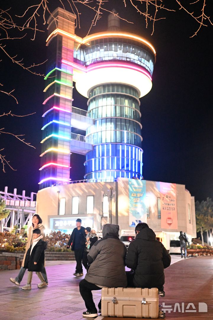 [고흥=뉴시스] 이현행 기자 = 누리호 4차 발사가 예고된 26일 오후 전남 고흥군 우주발사전망대에서 발사 장면을 관람하러 온 시민들이 삼삼오오 모여들고 있다. 2025.11.26. lhh@newsis.com