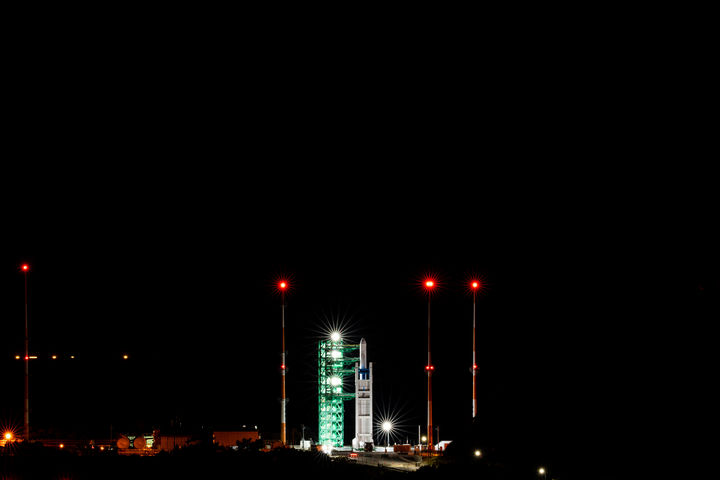 [여수=뉴시스] 황준선 기자 = 26일 밤 전남 고흥군 나로우주센터에 한국형발사체 누리호가 발사대에 기립해 있다. 민간 기업인 한화에어로스페이스가 기술 이전을 통해 발사체 제작 전 과정을 주관한 누리호는 오로라·대기광 관측과 우주 자기장·플라스마 측정을 위한 위성 13기가 탑재됐으며 27일 새벽 1시쯤 발사될 예정이다. (사진=항공우주연구원 제공) 2025.11.26. photo@newsis.com *재판매 및 DB 금지