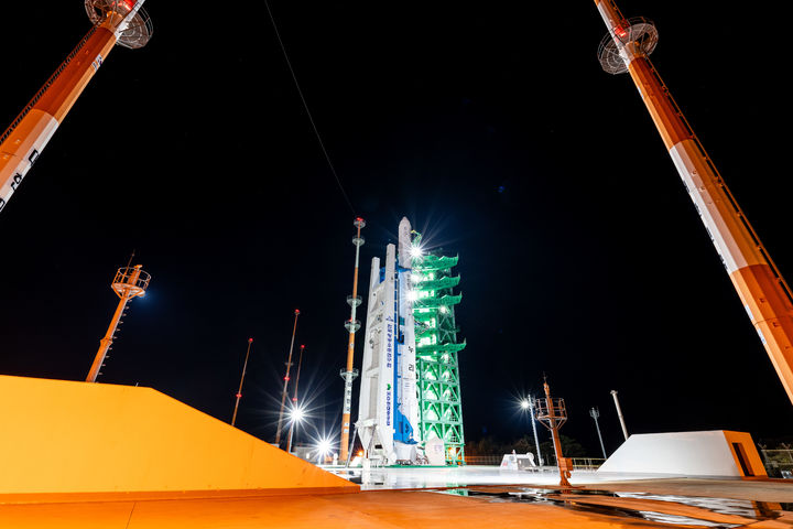 [여수=뉴시스] 황준선 기자 = 26일 밤 전남 고흥군 나로우주센터에 한국형발사체 누리호가 발사대에 기립해 있다. 민간 기업인 한화에어로스페이스가 기술 이전을 통해 발사체 제작 전 과정을 주관한 누리호는 오로라·대기광 관측과 우주 자기장·플라스마 측정을 위한 위성 13기가 탑재됐으며 27일 새벽 1시쯤 발사될 예정이다. (사진=항공우주연구원 제공) 2025.11.26. photo@newsis.com *재판매 및 DB 금지