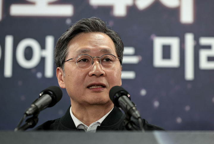 [서울=뉴시스] 조성우 기자 = 윤영빈 우주항공청장이 26일 전남 고흥 나로우주센터 우주과학관에 마련된 프레스센터에서 누리호 발사관리위원회 개최 결과 브리핑을 하고 있다. 한국형 우주발사체 누리호 4차 발사 시각이 오는 27일 0시55분으로 최종 확정됐다. (사진=한국항공우주연구원 제공) 2025.11.26. photo@newsis.com *재판매 및 DB 금지