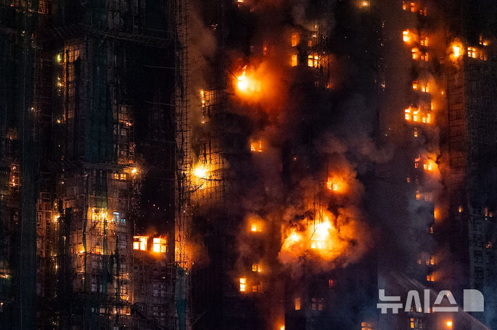 [홍콩=AP/뉴시스] 26일(현지 시간) 홍콩 북부 타이포 구역의 '웡 푹 코트' 아파트 단지에서 화재가 발생해 불길이 치솟고 있다. 현지 당국은 이 화재로 지금까지 소방관 포함 최소 44명이 사망하고 279명이 실종이라고 밝혔다. 화재가 난 아파트 단지에는 2천 가구, 약 4천800명이 거주하는 것으로 알려졌다. 2025.11.27.