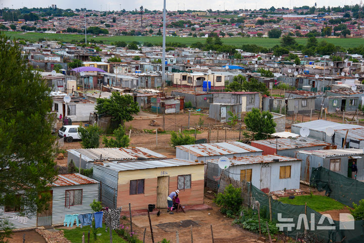 [요하네스버스(남아공)=AP/뉴시스]남아공 요하네스버그 소웨토의 한 거주 단지 모습. 사진은 기사와 관련 없음. 