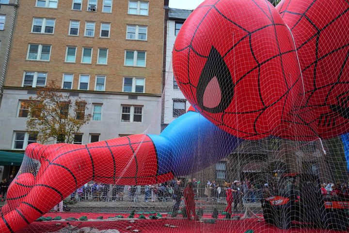 [뉴욕=AP/뉴시스] 26일(현지 시간) 미국 뉴욕에서 제99회 메이시스 추수감사절 퍼레이드를 앞두고 자원봉사자들이 스파이더맨 풍선을 옮기고 있다. 추수감사절 당일인 27일에 뉴욕 맨해튼 거리에서 '메이시스 퍼레이드'가 성대하게 펼쳐진다. 2025.11.27.