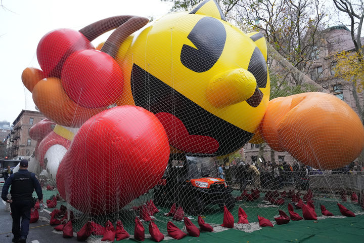 [뉴욕=AP/뉴시스] 26일(현지 시간) 미국 뉴욕에서 제99회 메이시스 추수감사절 퍼레이드를 앞두고 자원봉사자들이 팩맨 풍선을 옮기고 있다. 추수감사절 당일인 27일에 뉴욕 맨해튼 거리에서 '메이시스 퍼레이드'가 성대하게 펼쳐진다. 2025.11.27.