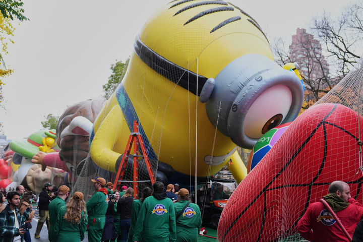 [뉴욕=AP/뉴시스] 26일(현지 시간) 미국 뉴욕에서 제99회 메이시스 추수감사절 퍼레이드를 앞두고 자원봉사자들이 미니언즈 풍선을 옮기고 있다. 추수감사절 당일인 27일에 뉴욕 맨해튼 거리에서 '메이시스 퍼레이드'가 성대하게 펼쳐진다. 2025.11.27.