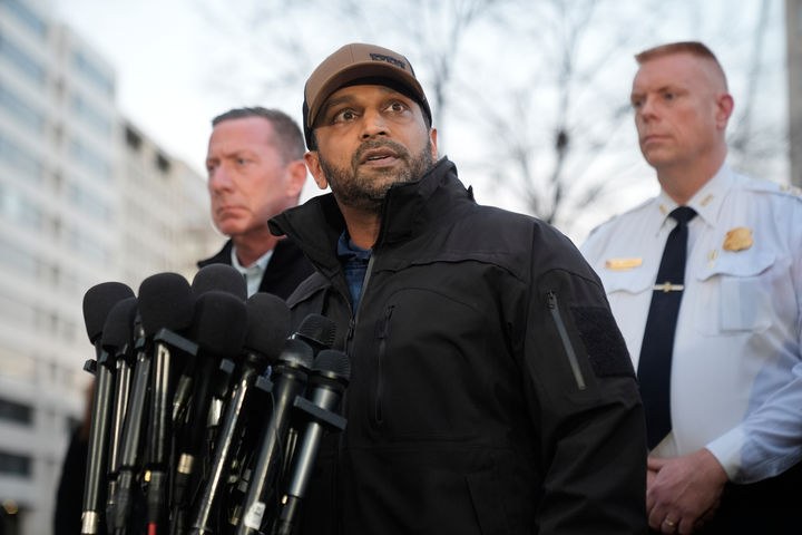 [워싱턴=AP/뉴시스] 미 하원 법사위 소속 민주당 의원들이 캐시 파텔 연방수사국(FBI) 국장의 '정부 전용기 사적 사용' 의혹에 대한 조사에 착수했다고 액시오스가 1일(현지 시간) 보도했다. 사진은 파텔 국장이 지난달 26일 워싱턴D에서 주방위군 파격 관련 기자회견을 하는 모습. 2025.12.02.