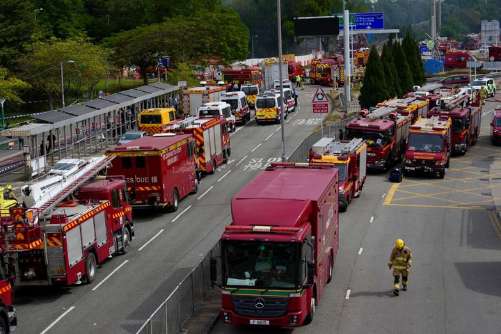 [홍콩=AP/뉴시스] 27일(현지 시간) 홍콩 북부 타이포 구역의 '웡 푹 코트' 아파트 단지 화재 현장 인근에 소방차가 대기하고 있다. 지난 26일 발생한 이 화재로 31층 아파트 8개 동 중 7개 동에 불이 번졌고 최소 94명이 숨지고 70명 이상이 부상을 입었으며 279명이 실종된 것으로 알려졌다. 2025.11.27.