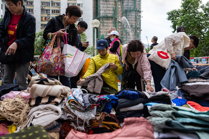[홍콩=AP/뉴시스] 27일(현지 시간) 홍콩 북부 타이포 구역의 '웡 푹 코트' 아파트 단지 화재 현장 인근에서 피해 주민들이 옷, 담요 등 기증품을 가져가고 있다. 2025.11.27.