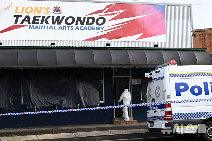 [AP/뉴시스] 지난해 2월 한국계 태권도 사범이 한국계 제자 소년 일가족을 살해한 후 호주 시드니 경찰이 태권도 학원을 조사하고 있다