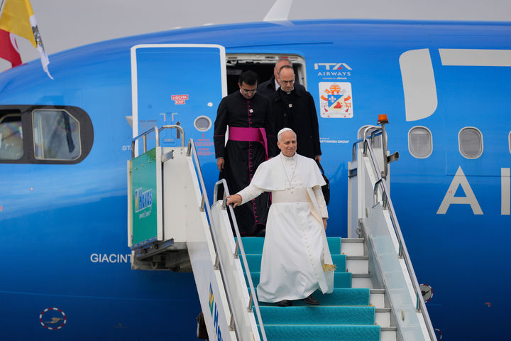 [앙카라(튀르키예)=AP/뉴시스]첫 해외 순방에 나선 레오 14세 교황이 27일 튀르키예 앙카라의 에센보가 국제공항에 도착, 비행기에서 내리고 있다. 그는 중요한 기독교 기념일을 기념하고, 우크라이나 전쟁을 종식시키고, 중동 긴장을 완화하기 위한 중요한 시기에 이 지역에 평화 메시지를 전달하려는 고 프란치스코 전 교황의 계획을 이행하기 위해 튀르키예를 찾았다. 2025.11.27.
