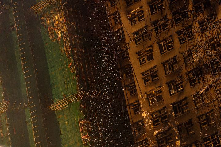 [홍콩=AP/뉴시스] 27일(현지 시간) 홍콩 북부 타이포 구역의 '웡 푹 코트' 아파트 단지 화재 현장에서 불꽃이 튀고 있다. 지난 26일 발생한 이 화재로 31층 아파트 8개 동 중 7개 동에 불이 번졌고 최소 94명이 숨지고 70명 이상이 부상을 입었으며 279명이 실종된 것으로 알려졌다. 2025.11.28.