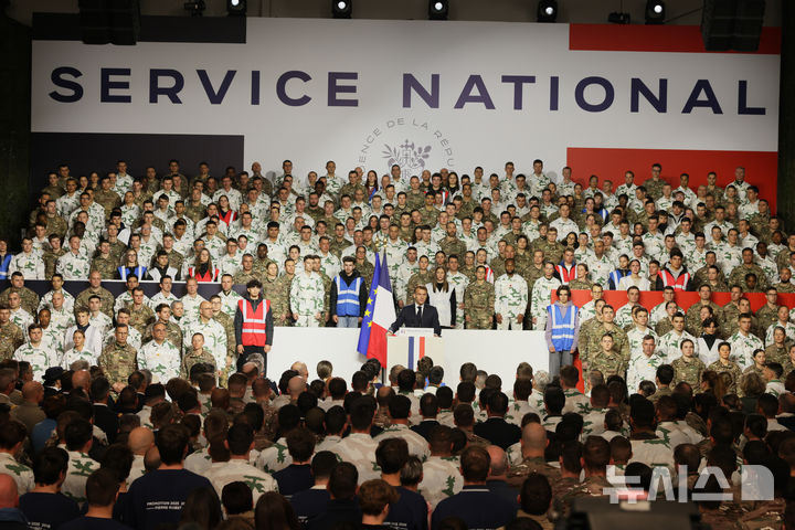 [AP/뉴시스] 프랑스의 마크롱 대통령이 27일 베르체 군기지에서 부대 사열 행사를 하고 있다. 대통령은 직후 지원 군복무의 새 '국가 봉사' 개시를 선언했다.