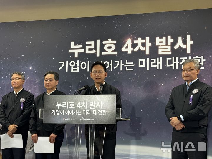 [고흥 나로우주센터=뉴시스]배경훈 부총리 겸 과학기술정보통신부 장관이 27일 고흥 나로우주센터에서 누리호 4차 발사 결과 브리핑을 진행하고 있다. (사진=심지혜 기자)