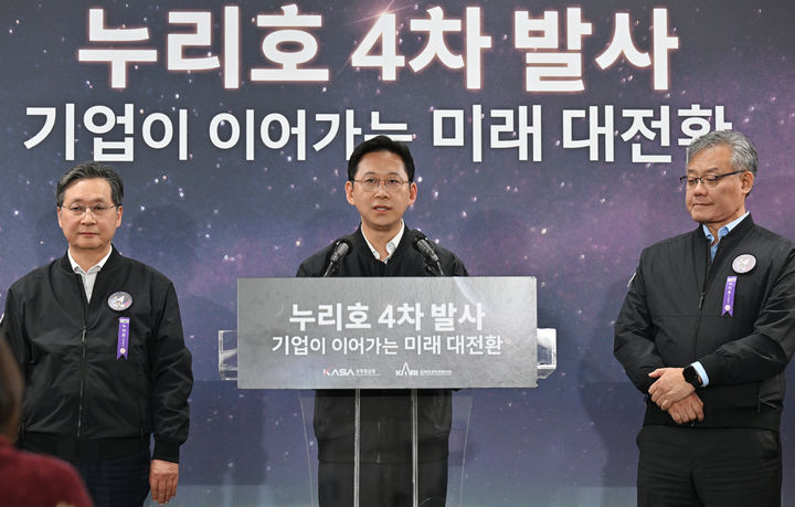 [고흥 나로우주센터=뉴시스] 배경훈 부총리겸 과기정통부 장관이 27일 나로우주센터에서 누리호 4차 발사 결과 브리핑을 하고 있는 모습. 왼쪽은 윤영빈 우주청장, 오른쪽은 이주한 AI미래기획수석실 과학기술연구비서관. (사진=항우연 제공) *재판매 및 DB 금지