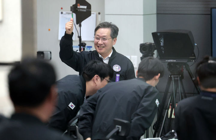 [고흥 나로우주센터=뉴시스] 27일 새벽 전남 고흥군 나로우주센터에서 윤영빈 우주항공청장을 비롯, 항우연 직원들이 한국형 발사체 누리호가 성공적으로 발사되자 기뻐하고 있다. 민간 기업인 한화에어로스페이스가 기술 이전을 통해 발사체 제작 전 과정을 주관한 누리호 4호기는 오로라·대기광 관측과 우주 자기장·플라스마 측정 등을 위한 위성 13기가 탑재됐다. (사진=항공우주연구원 제공) 2025.11.27. photo@newsis.com *재판매 및 DB 금지