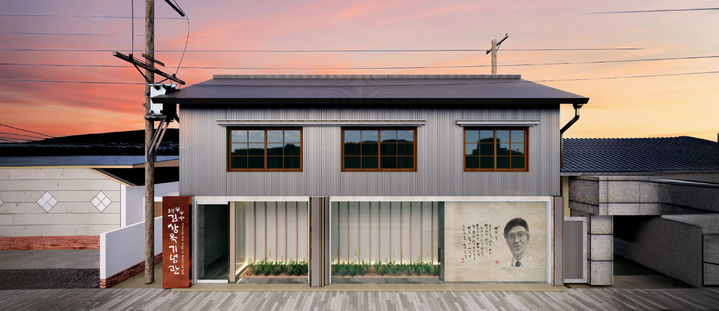 [통영=뉴시스] 신정철 기자= 경남 통영시가 국비 등 150억 원을 들여 중앙·항남동 일대 약 1만4000㎡, 총 148필지에 추진중인 근대역사문화공간 재생 활성화사업이 통영시 원도심에 새로운 활력을 불어넣고 있다.사진은 기념관으로 개관해 시인의 삶과 문학세계를 전할 김상옥 생가 이미지 모습.(사진=통영시 제공).2025.11.26. photo@newsis.com *재판매 및 DB 금지