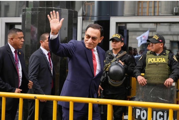 [리마=AP/뉴시스] 마르틴 비스카라 전 페루 대통령이 26일 재판을 받기 위해 법정에 들어서며 지지자들에게 손을 흔들고 있다. 그는 14년형을 선고받고 즉각 구금됐다.2025.11.27. *재판매 및 DB 금지