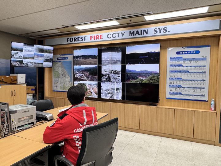 [강릉=뉴시스] 강릉시가 야간 산불예방을 위해 열화상 드롱과 감시카메라를 활용을 강화한 가운데 강릉시 관계자가 산불 감시 모니터링을 하고 있다.(사진=강릉시 제공)photo@newsis.com *재판매 및 DB 금지