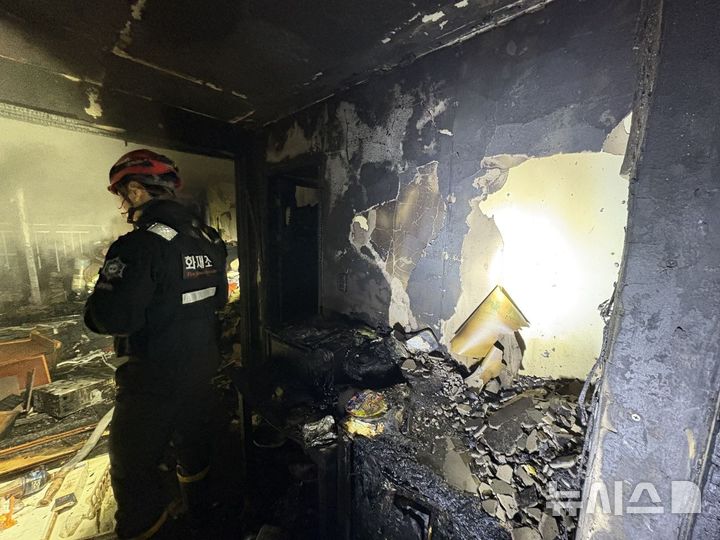 [김포=뉴시스] 정일형 기자= 불이 난 아파트 내부.(사진=김포소방서 제공)