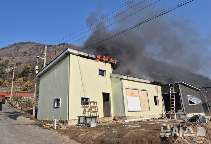 [영천=뉴시스] 영천시 자양면 단독주택 화재 현장.(사진= 경북소방본부 제공) 2025.11.27. photo@newsis.com