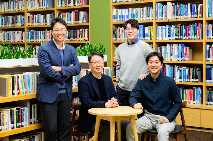 [서울=뉴시스]논문에 참여한 삼성전자 SAIT 연구진. (사진=삼성전자 뉴스룸) 2025.11.27. photo@newsis.com *재판매 및 DB 금지