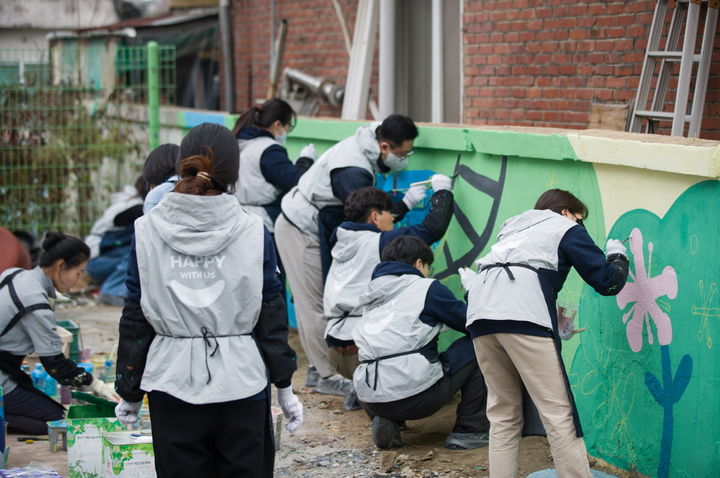 [서울=뉴시스] SPC 비알코리아 임직원들이 대전광역시 서구 새누리지역아동센터에서 벽화 그리기 봉사활동을 하고 있다.(사진=SPC 제공) *재판매 및 DB 금지