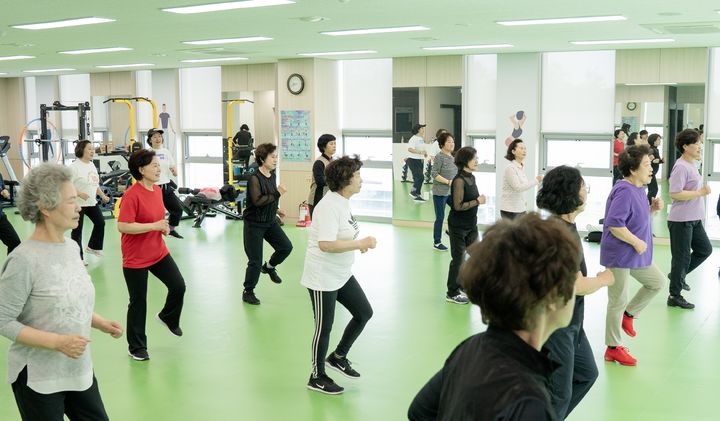 [서울=뉴시스] 국민건강보험공단 건강100세운동교실에 참여한 고령층이 운동을 하는 모습 (사진=건보공단 제공, 기사와 직접 관련 없습니다.) 2025.11.27. photo@newsis.com *재판매 및 DB 금지