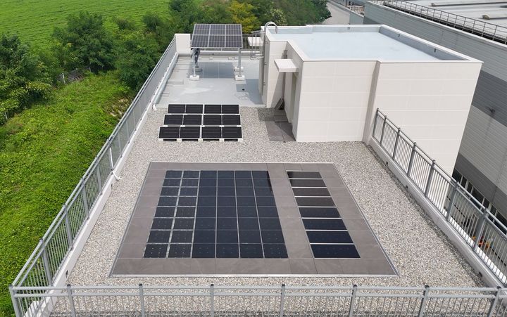 [서울=뉴시스] GS건설이 개발한 All in One(올인원) 옥상 바닥시스템을 적용한 태양광모듈과 철골 구조물에 설치된 기존의 일반 태양광패널 비교. (사진=GS건설 제공) 2025.11.27. photo@newsis.com *재판매 및 DB 금지