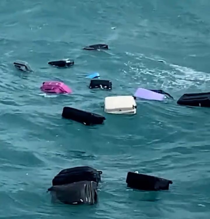 [뉴시스] 태국의 휴양 섬으로 향하던 한 페리에서 승객들의 여행 가방이 바다로 떠내려가는 황당한 사고가 발생했다. (사진='데일리메일' 갈무리) *재판매 및 DB금지 *재판매 및 DB 금지