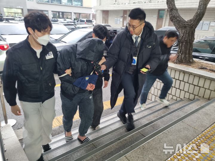 [의정부=뉴시스] 김도희 기자 = 경기 포천시에서 16개월 여아를 학대해 숨지게 한 혐의를 받는 친모와 계부가 27일 오전 10시께 구속 전 피의자 심문(영장실질심사)을 받기 위해 법원에 출석했다. 2025.11.27 kdh@newsis.com