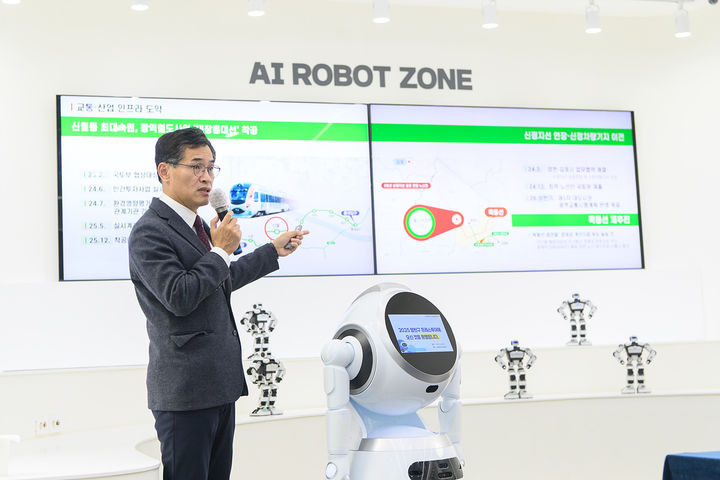 [서울=뉴시스] 지난 26일 넓은들 미래교육센터에서 진행한 서울시 출입기자 프레스투어에서 브리핑하는 이기재 양천구청장.