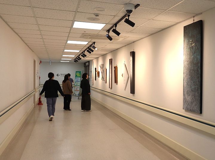 [원주=뉴시스] 환자와 내원객 동선에 맞춘 시화전. (사진=원주의료원 제공) 2025.11.27. photo@newsis.com *재판매 및 DB 금지