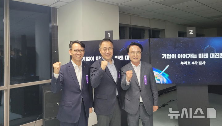 [고흥=뉴시스]김명주(왼쪽부터) 경남도 경제부지사와 국민의힘 최형두(창원시 마산합포) 의원, 박동식 사천시장이 27일 새벽 전남 고흥 나로우주센터에서 누리호 4차 발사 성공을 축하하고 있다. (사진=경남도 제공) 2025.11.27. photo@newsis.com