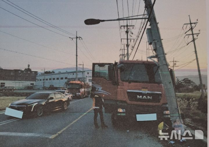[경주=뉴시스] 경주시 외동읍 덤프트럭 전신주 충돌 사고 현장. (사진=경주경찰서 제공) 2025.11.27. photo@newsis.com