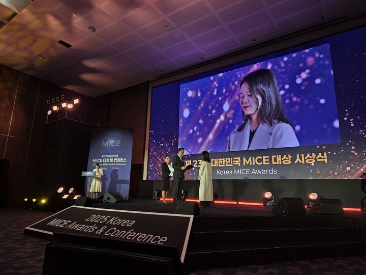 [대전=뉴시스]대전관광공사 MICE뷰로팀 서진희 과장이 청년 MICE 부문 대한민국 MICE 대상을 차지했다. 2025. 11. 27 photo@newsis.com *재판매 및 DB 금지