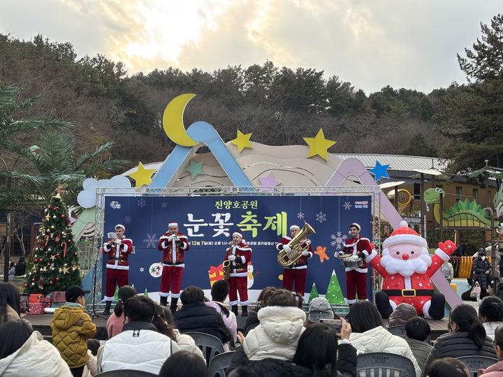 [진주=뉴시스] 경남 진주시 지난해 '진양호공원 눈꽃축제'. (사진=진주시 제공) 2025.11.27. photo@newsis.com *재판매 및 DB 금지