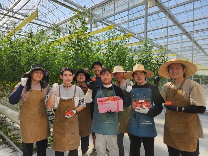 [창원=뉴시스] 경남 밀양 청년농부들. (사진=경남도 제공) 2025.11.27. photo@newsis.com *재판매 및 DB 금지