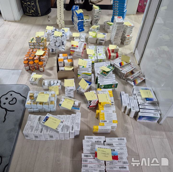 [제주=뉴시스] 서귀포해양경찰서가 27일 공개한 지난 9월께 도내 중국인 대상 불법 의약품 판매 일당 주거지에서 압수한 의약품들. (사진=서귀포해양경찰서 제공) 2025.11.27. photo@newsis.com 