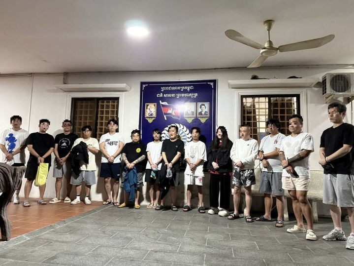 [서울=뉴시스] 국가정보원(국정원)은 우리 정부가 '노쇼' 스캠(사기)범죄 조직의 본거지를 급습해 한국인 조직원 17명을 검거했다고 27일 밝혔다. 사진은 검거 모습. (사진=국정원 제공) 2025.11.27. *재판매 및 DB 금지