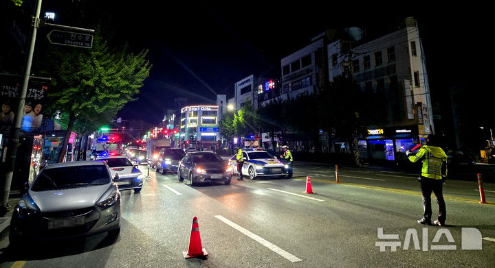 [청주=뉴시스] 음주운전 단속 모습. (사진=충북경찰청 제공)