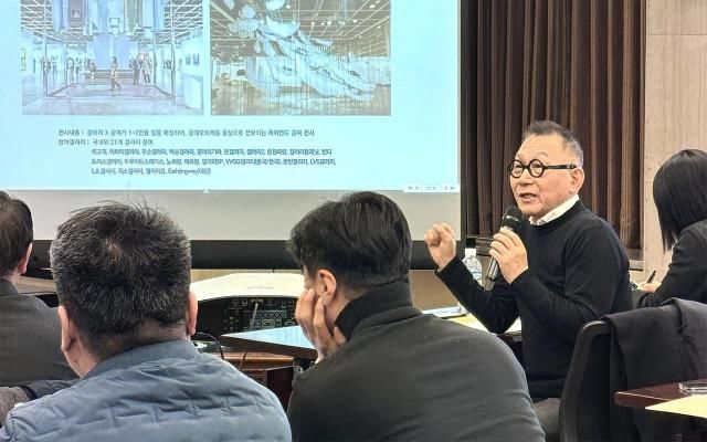 공예트렌드페어’ 총괄감독 최웅철 갤러리웅 대표가 행사를 소개하고 있다. *재판매 및 DB 금지